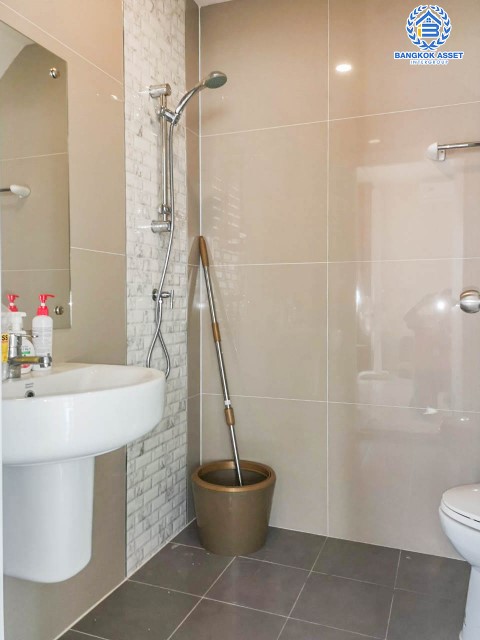 ทาวน์เฮ้าส์มือสองย่านปทุมธานี ม.เจ แกรนด์ รังสิต-คลอง1 หลังมุม! เนื้อที่กว้างขวางถึง 28.7 ตร.ว. ฟังก์ชันจัดเต็มถึง 4 ห้องนอน 3 ห้องน้ำ 2 ที่จอดรถ แถมฟรี 4 เครื่องปรับอากาศ บ้านพร้อมอยู่ เดินทางสะดวก ใกล้รถไฟฟ้าสายสีแดง "สถานีรังสิต" และทางด่วน "อุตราภิมุข"